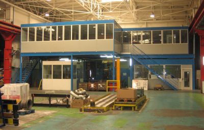 Cabine industrielle grande hauteur installée dans un atelier