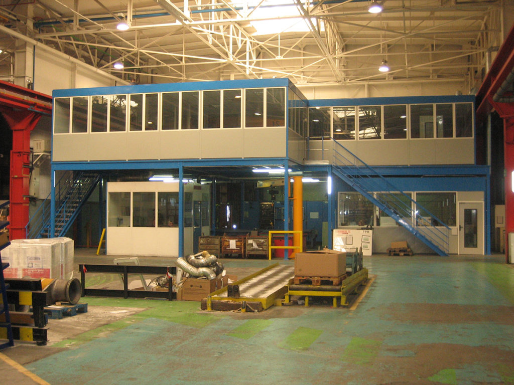 Cabine industrielle grande hauteur installée dans un atelier
