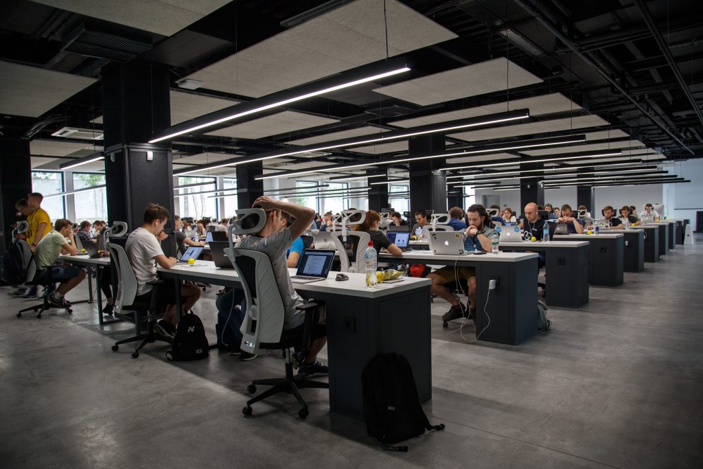 Espace de travail en coworking avec plusieurs employés à leurs bureaux.