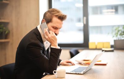 Homme au téléphone