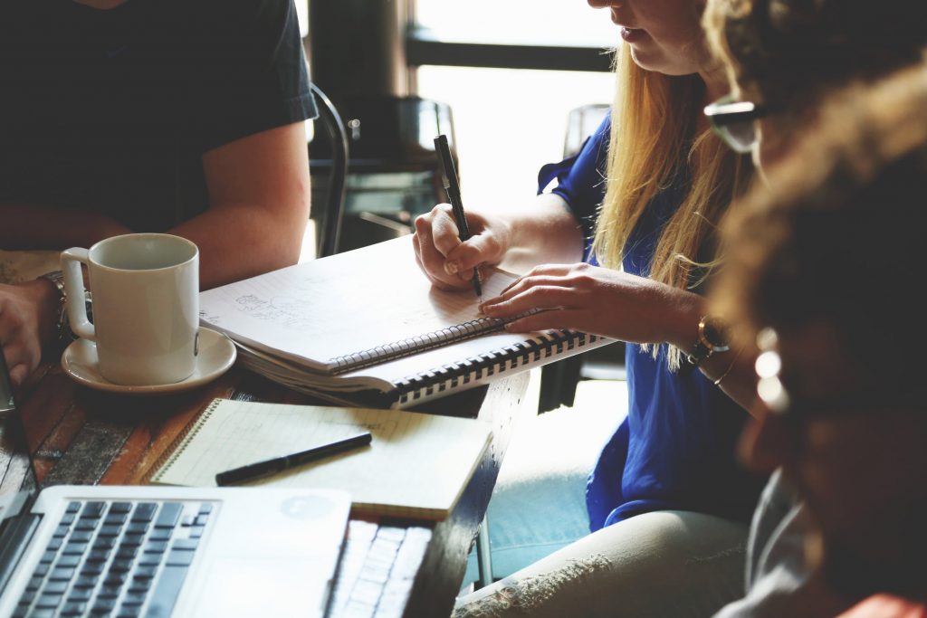 Collègues qui participent à une activité de team building en équipe