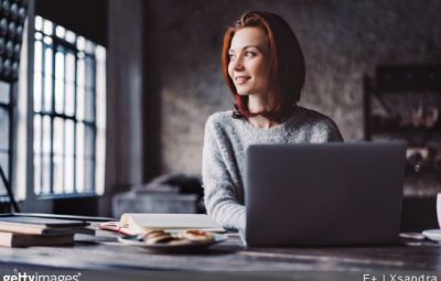 une femme travaillant à distance