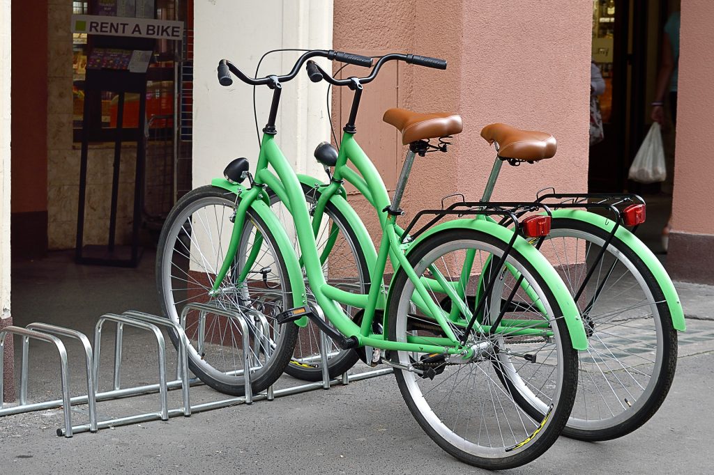 Deux vélos verts sur un trottoir