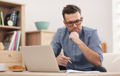 un auto-entrepreneur en pleine réflexion