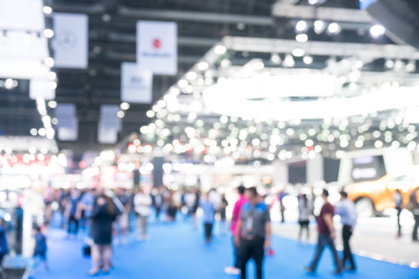 Foule qui déambule entre les stands d'un salon professionnel