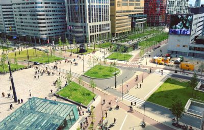 Zone urbaine avec pistes cyclables et routes aménagées