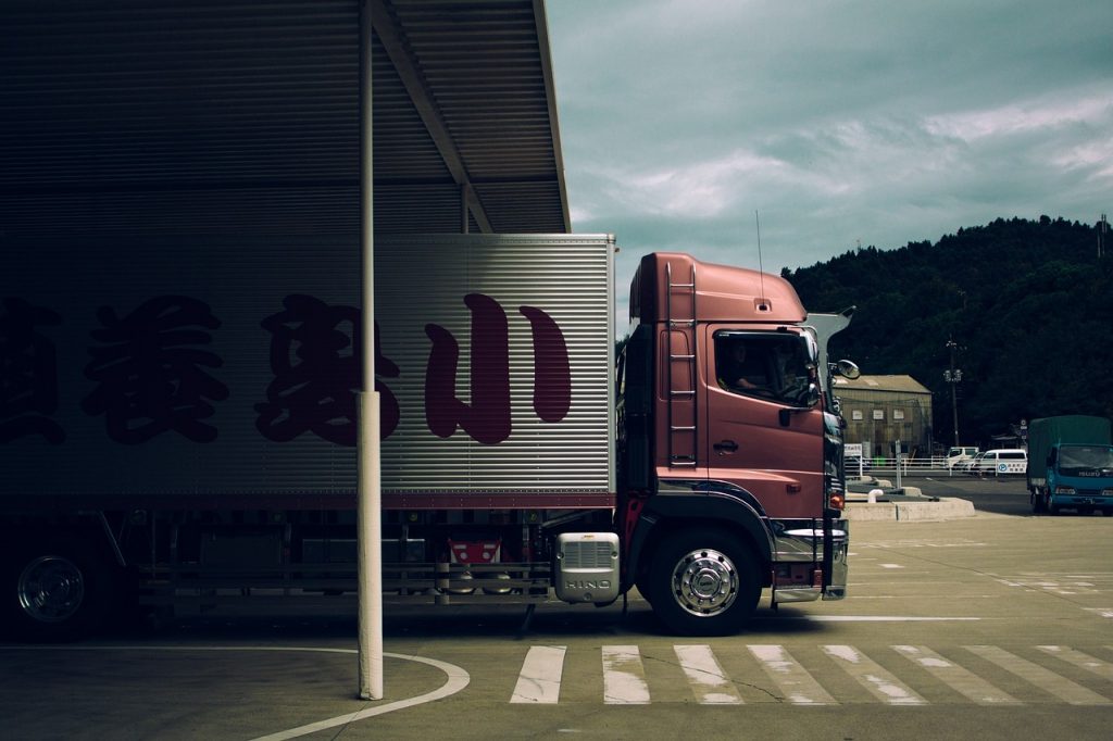 camion transportant de la marchandise