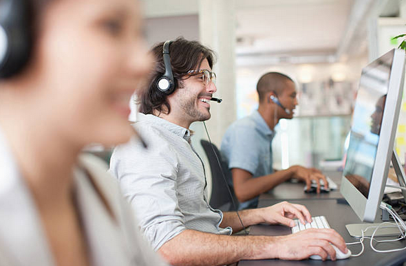 Prestataires qui répondent au téléphone face à leur écran d'ordinateur