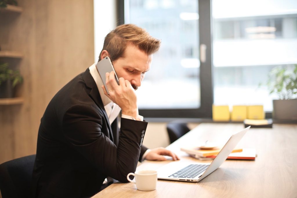 Homme au téléphone