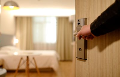 Employé d'un hôtel qui ouvre la chambre d'un client