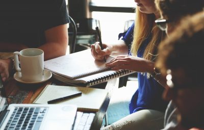 Collègues qui participent à une activité de team building en équipe